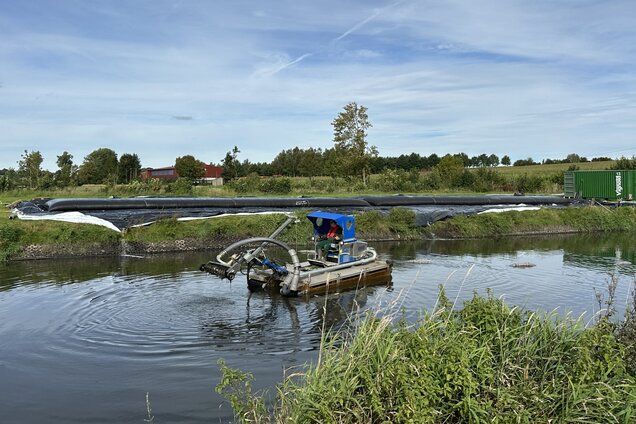 Truxor bei der Entschlammung in Lichtennau