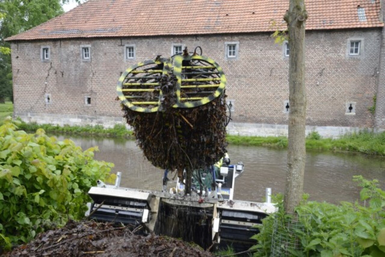 Gewässer-Entschlammung mit Truxor und Laubgreifer